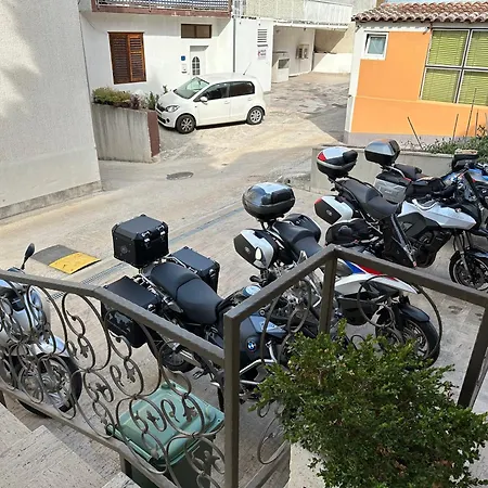 Lucica 4* 트로기르