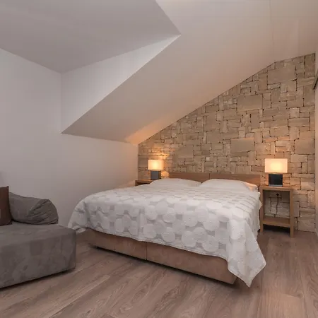 Lucica 4* 트로기르