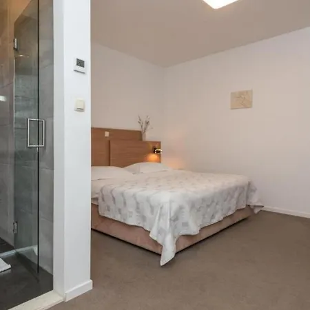 Lucica 4* تروغير