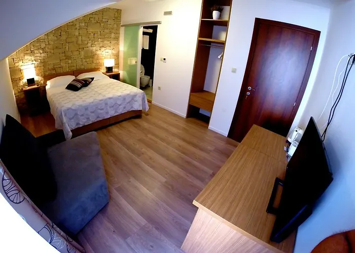 Lucica Πανσιόν 4*