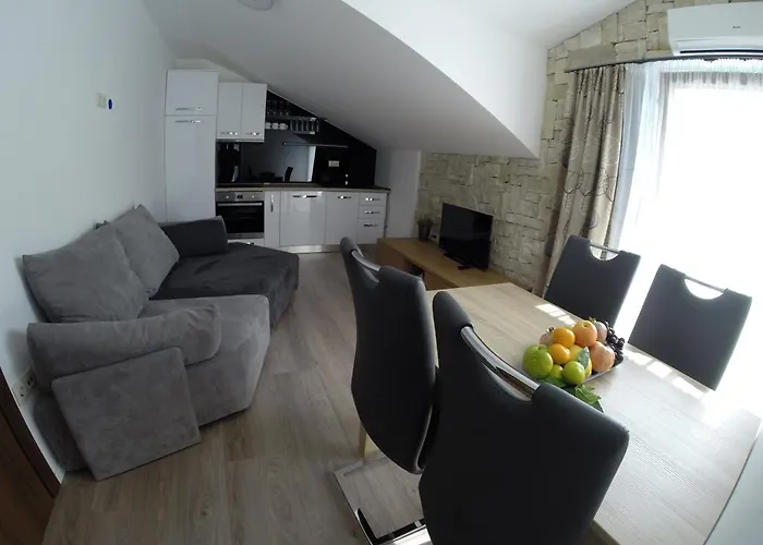 Lucica 4* Τρογκίρ