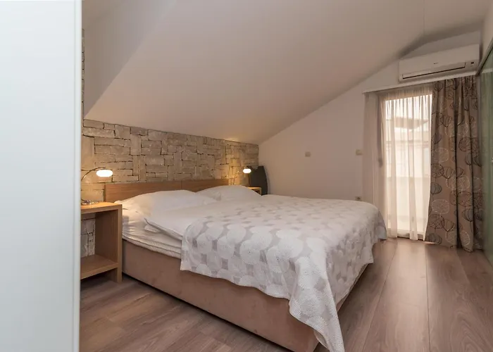 Lucica 4* Τρογκίρ