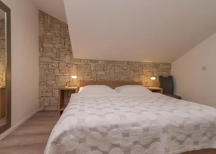 Lucica Πανσιόν