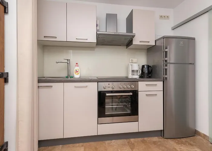 Lucica Πανσιόν Τρογκίρ