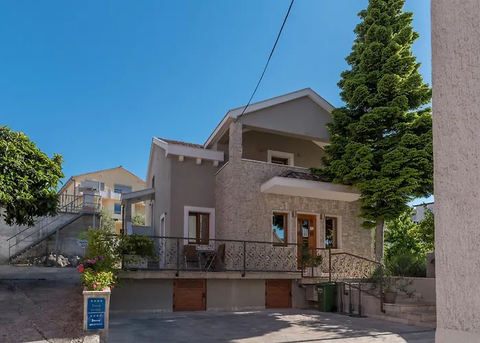 Lucica Πανσιόν