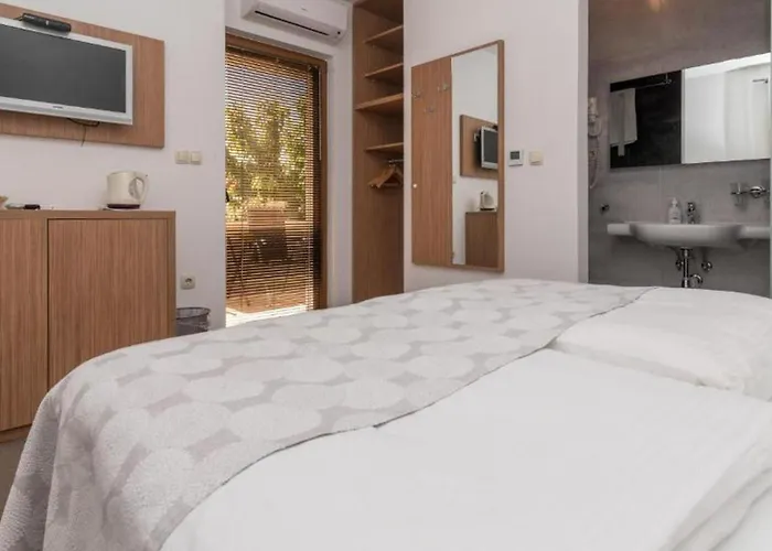 Lucica Πανσιόν