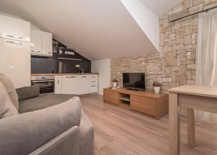 Lucica Πανσιόν