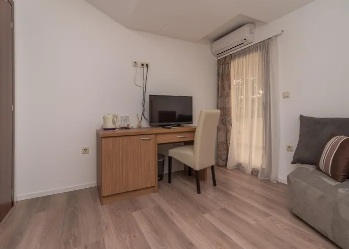 Πανσιόν Lucica 4*