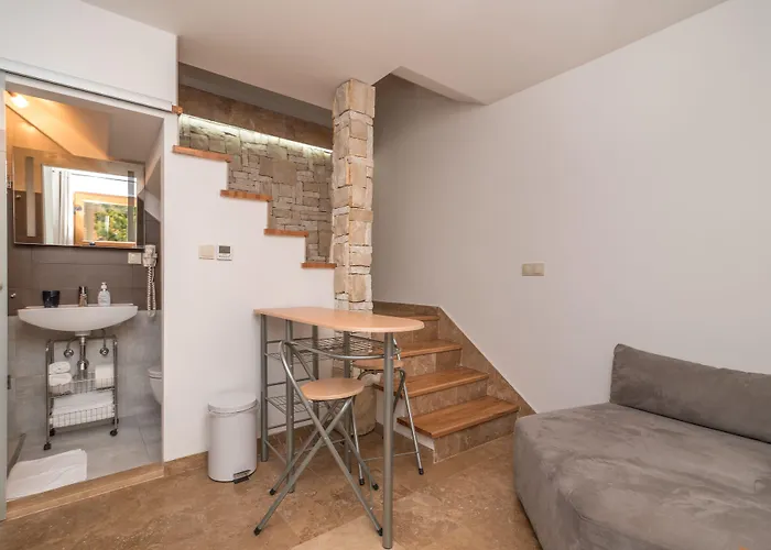 Lucica Πανσιόν