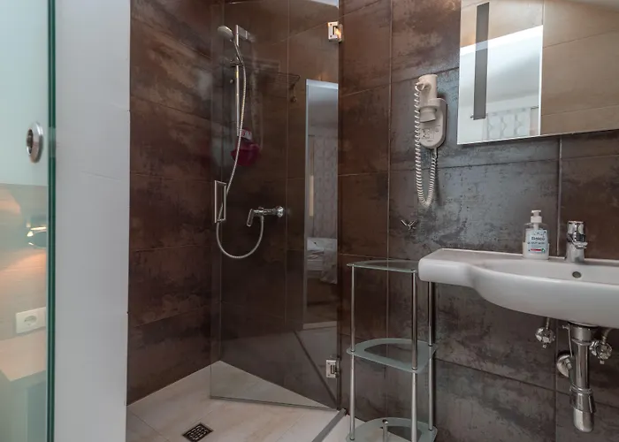 Lucica Πανσιόν Τρογκίρ