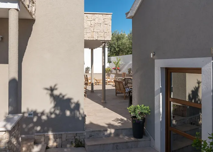 Lucica Πανσιόν