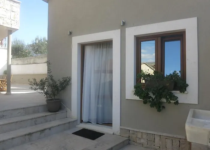 Πανσιόν Lucica 4*