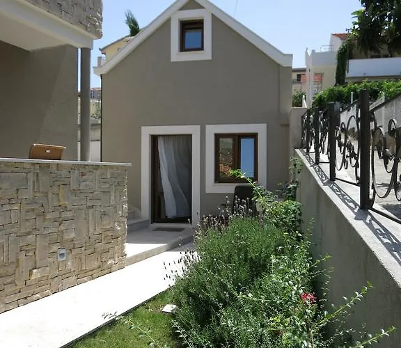 Πανσιόν Lucica Τρογκίρ